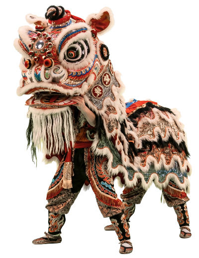 Un disfraz completo de danza del león chino tradicional, blanco y dorado con detalles rojos y plateados, posando de cuerpo entero contra un fondo negro.